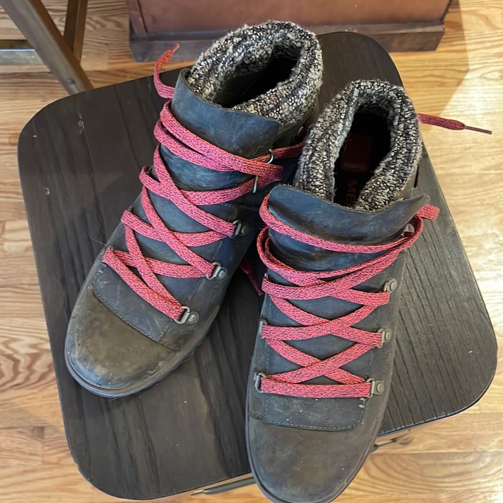 GUC womens Merrell hiking boots
